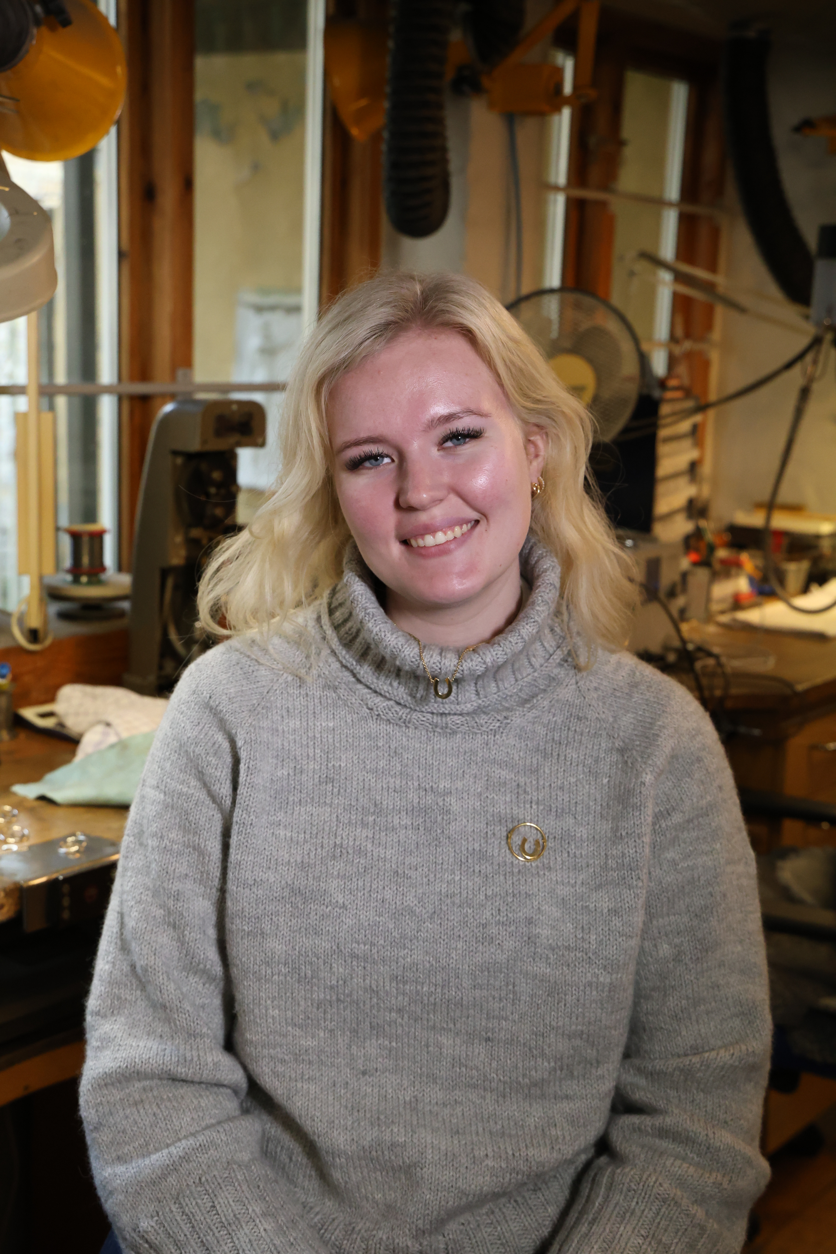 Ida Sofia, grundlægger af Maison d'Aure, sammen med sin hest - rytter, kreativ formgiver og skaberen bag hestesmykkerne
